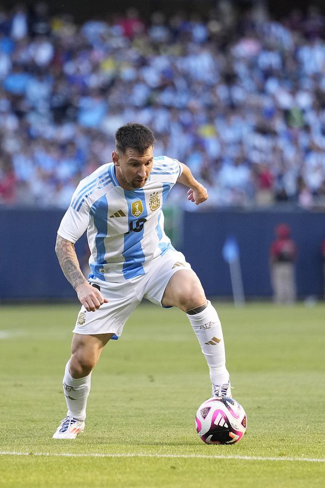 无文班马刺照样杀疯了！瓦塞尔35+7三分对轰穆雷，约基奇8次出手引争议（缺少文班也挡不住马刺狂飙！瓦塞尔轰35分7记三分对飙穆雷，约基奇仅8次出手惹争议）