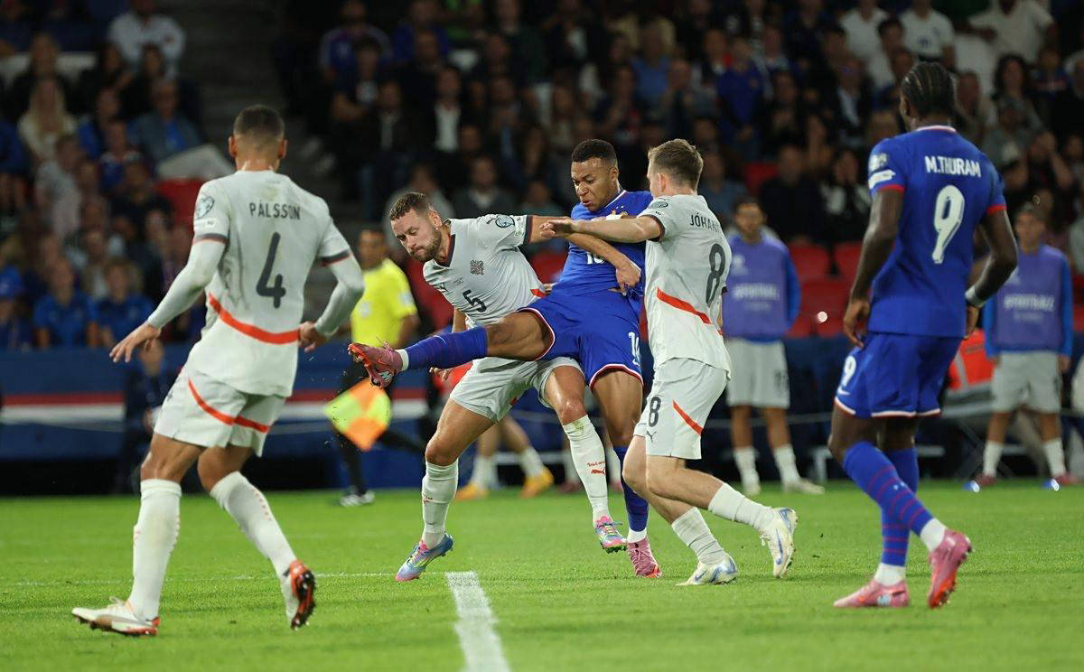 贝蒂斯 - 巴塞罗那：拉卡尔图哈的榜首之争（拉卡尔图哈榜首大战：贝蒂斯对决巴塞罗那）