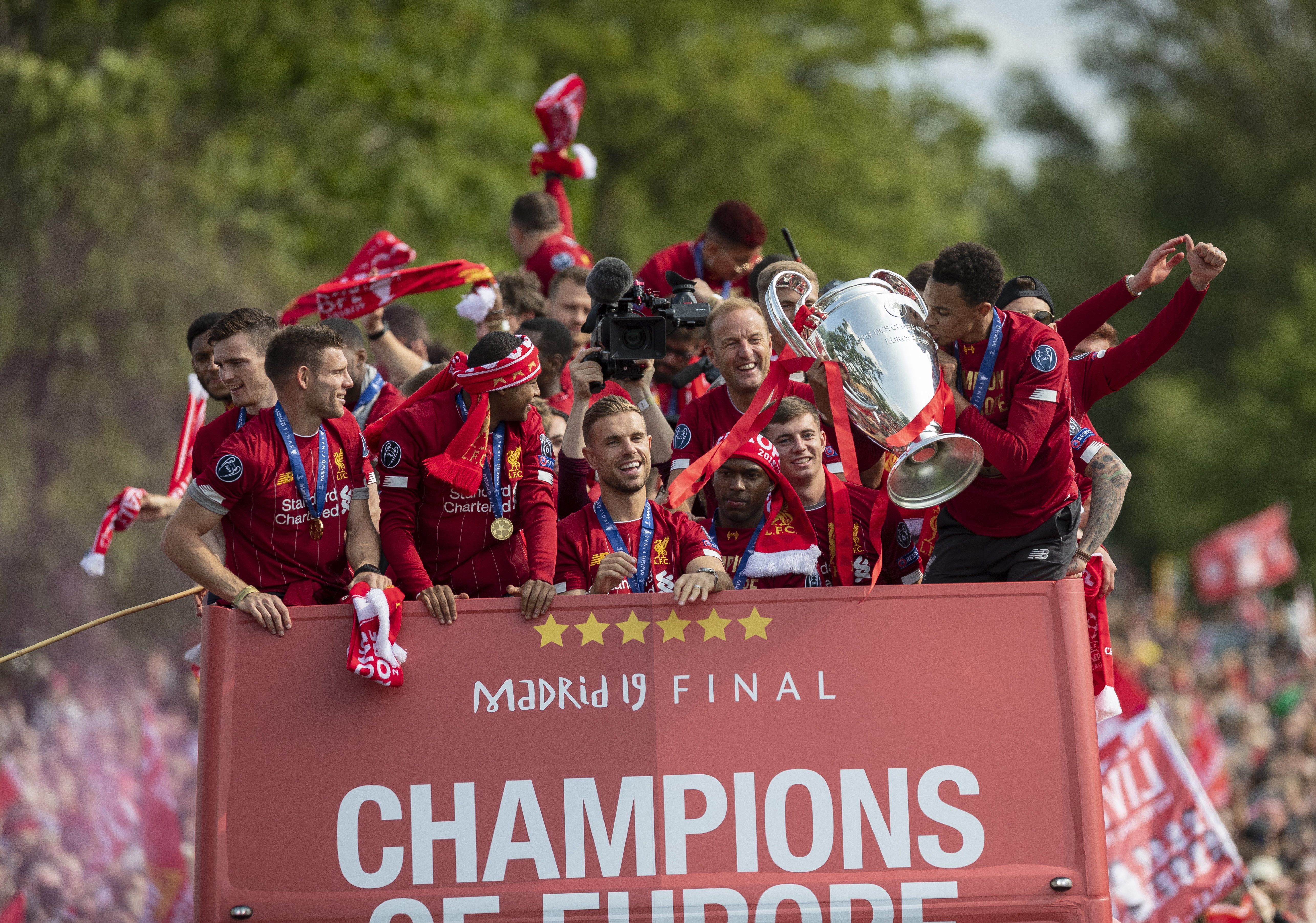 邮报：曼联或用钱+球员的方式买谢什科，霍伊伦可能会被交易（邮报称曼联考虑以现金外加球员求购谢什科，霍伊伦可能成为交易筹码）