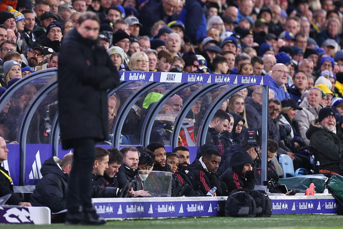 3-2,29岁拜仁旧将萨内1球1助,率队揽36分领跑,领先穆帅前东家4分（3-2！29岁前拜仁球员萨内传射立功，球队积36分居首，领先穆帅旧主4分）