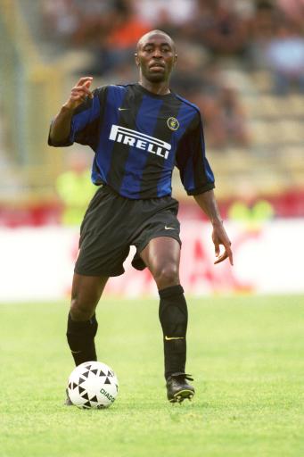 太阳报：B费夺冠面无表情，曼联球迷社媒盛赞他为称职队长（《太阳报》：B费捧杯仍冷面，曼联球迷在社媒齐赞其为合格队长）