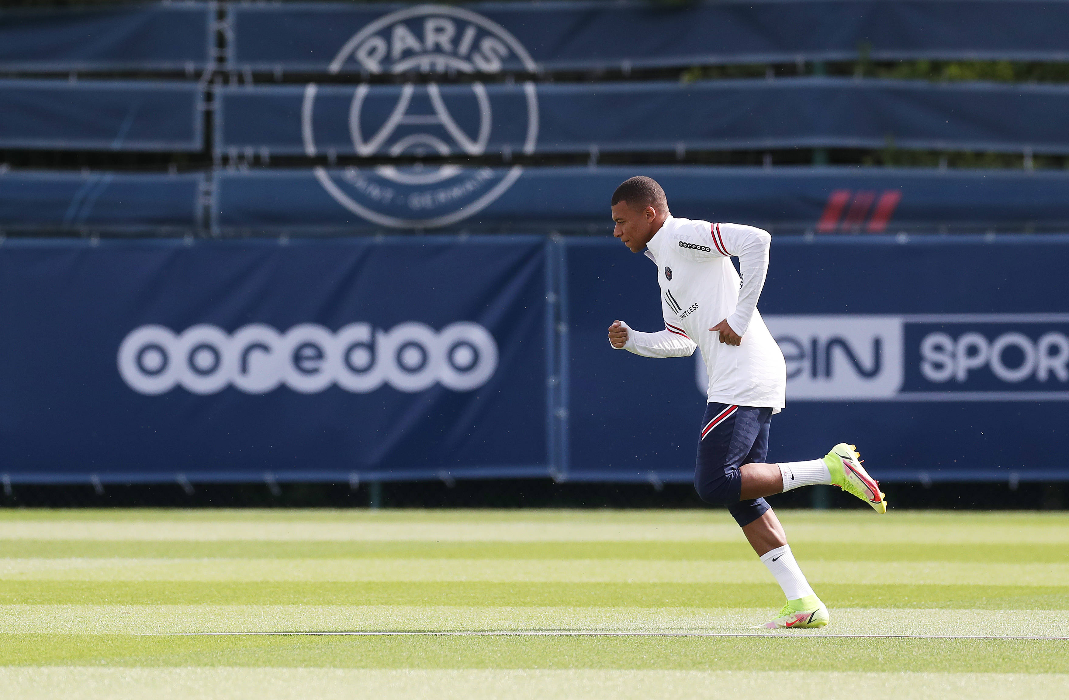 马丁内利：成为圣诞冠军的感觉很棒；有机会就陪在热苏斯身边（马丁内利：圣诞榜首令人振奋；有机会就伴在热苏斯左右）