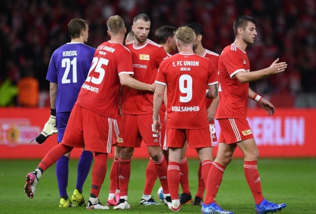 记者：如今国脚级球员税后拿100万甚至几十万年薪越来越普遍（记者：国脚级球员税后年薪百万甚至数十万日益普遍）