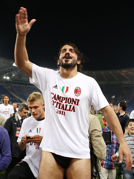 卡卢卢：斯帕莱蒂要求很高；我们可以随时切换三后卫或四后卫（卡卢卢：斯帕莱蒂要求严格，阵型可随时在三后卫与四后卫间切换）