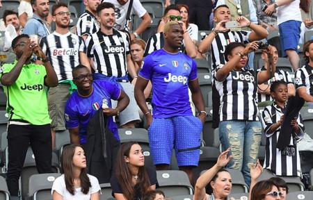 暖心，身患横纹肌肉瘤的河南队小球迷收到王上源送的签名球衣（王上源为患横纹肌肉瘤的河南小球迷赠送签名球衣，温情满满）