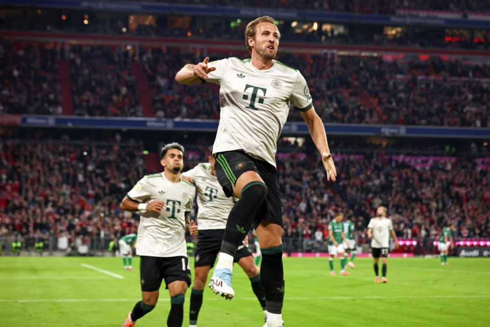 德尚在克莱枫丹问候球员：为卡马庆生、与坎特重逢（德尚现身克莱枫丹探访球员：为卡马庆生并与坎特久别重逢）