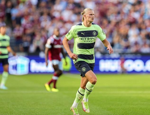 拜仁慕尼黑客场大胜沙尔克04（拜仁客场横扫沙尔克04）