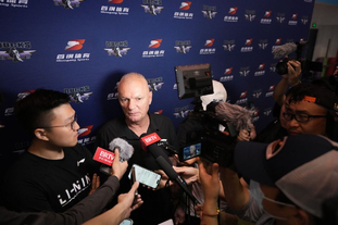 心病也是病！巴萨队长勇敢暂停：阿劳霍申请无限期心理假期（心理健康同样重要：巴萨队长阿劳霍主动申请无限期心理休假）